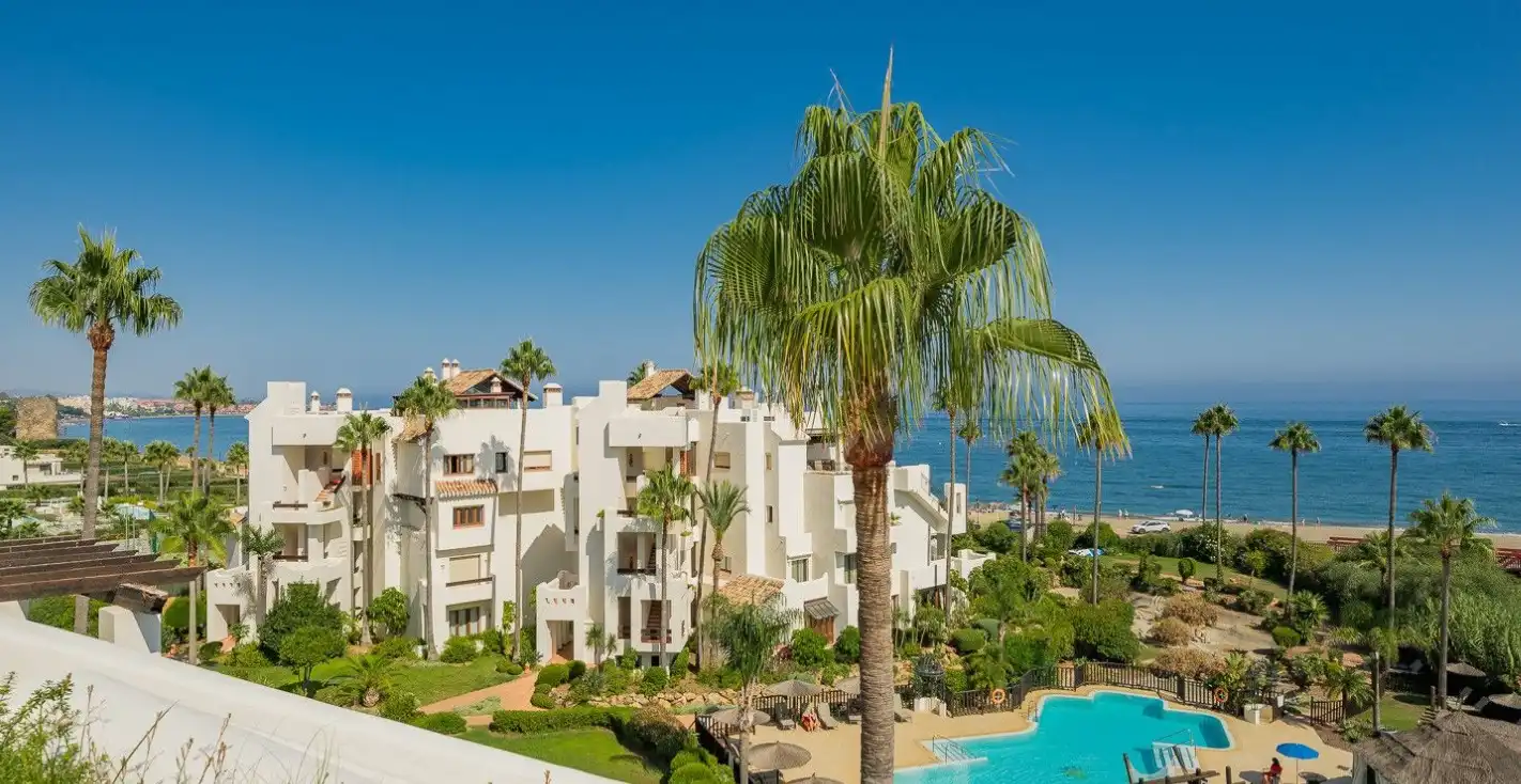 Vista exterior de Apartament en venda en Estepona amb Aire condicionat, Calefacció i Jardí privat