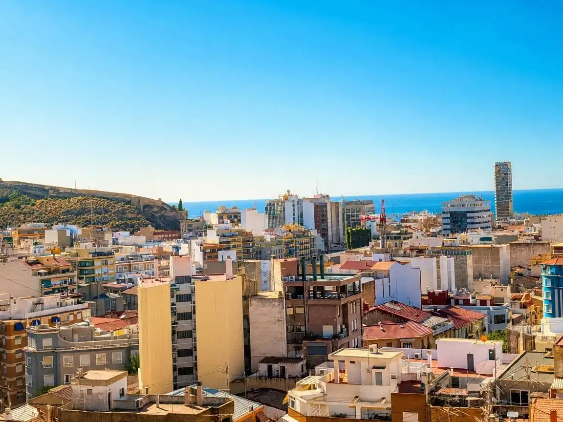 Außenansicht von Dachboden zur Miete in Alicante / Alacant mit Terrasse, Abstellraum und Möbliert