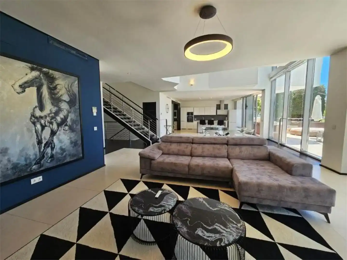 Sala d'estar de Casa o xalet de lloguer en Marbella amb Aire condicionat, Piscina i Balcó