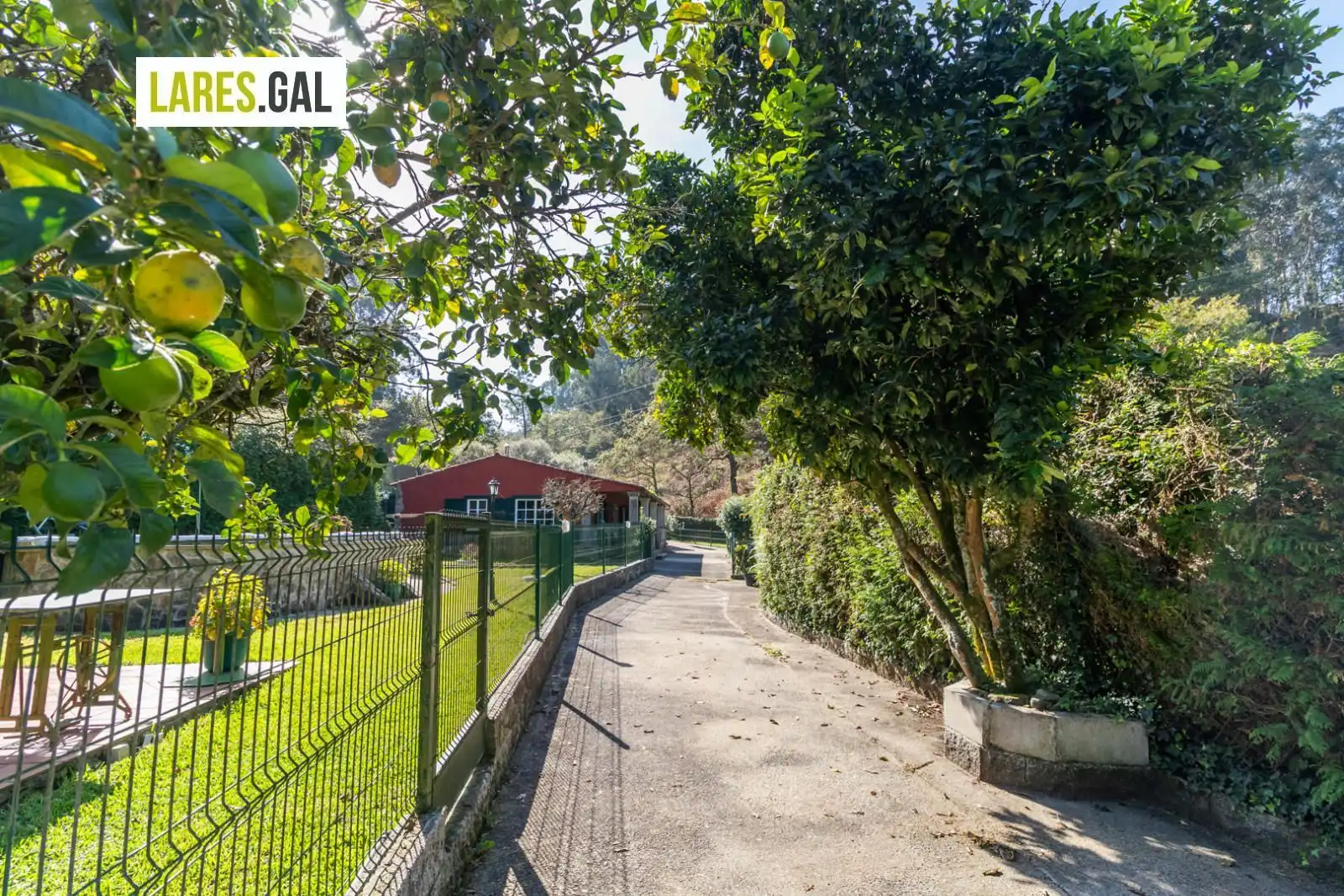 Vista exterior de Casa o xalet en venda en Cangas  amb Calefacció, Terrassa i Traster