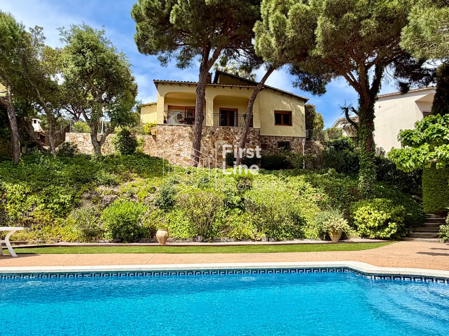 Vista exterior de Casa o xalet en venda en Lloret de Mar amb Aire condicionat, Jardí privat i Terrassa