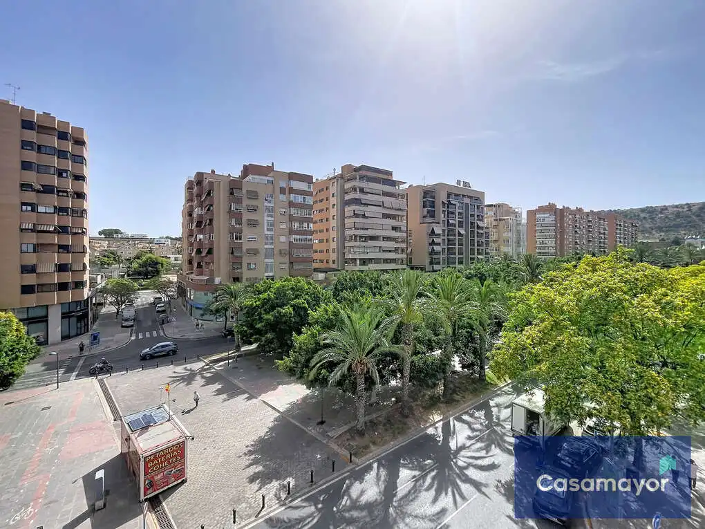 Vista exterior de Pis en venda en Alicante / Alacant amb Jardí privat, Terrassa i Traster