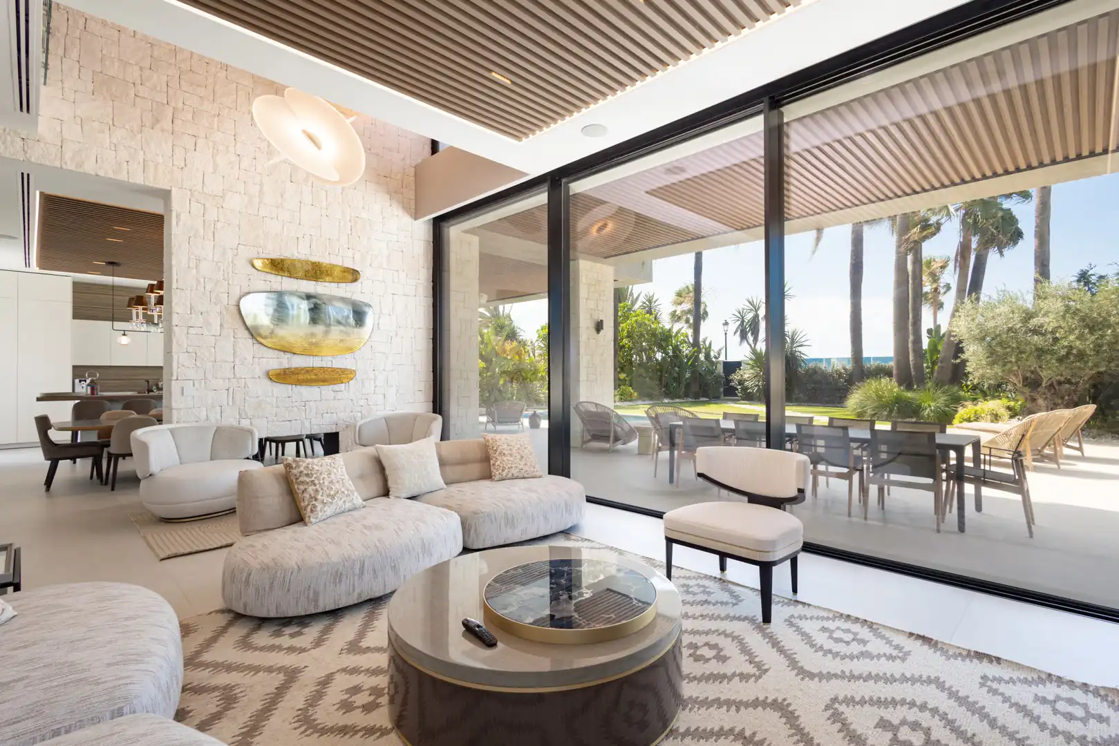 Sala d'estar de Casa o xalet en venda en Marbella amb Aire condicionat, Terrassa i Traster