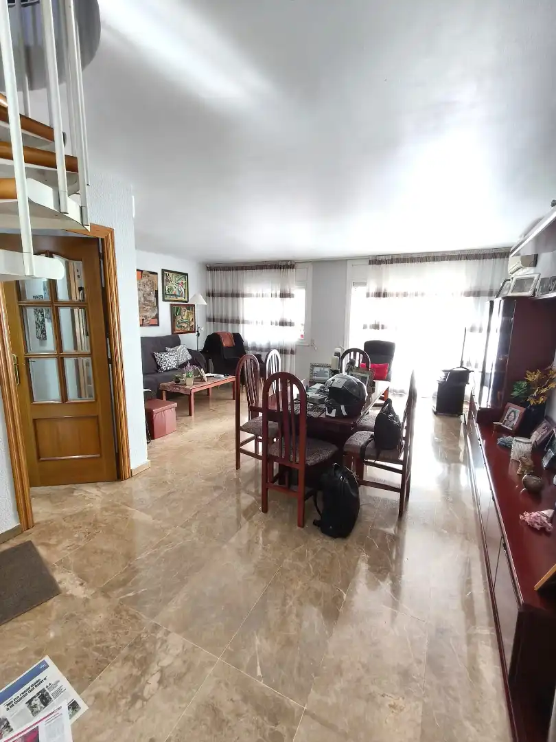 Sala d'estar de Dúplex en venda en L'Hospitalet de Llobregat amb Aire condicionat, Calefacció i Balcó