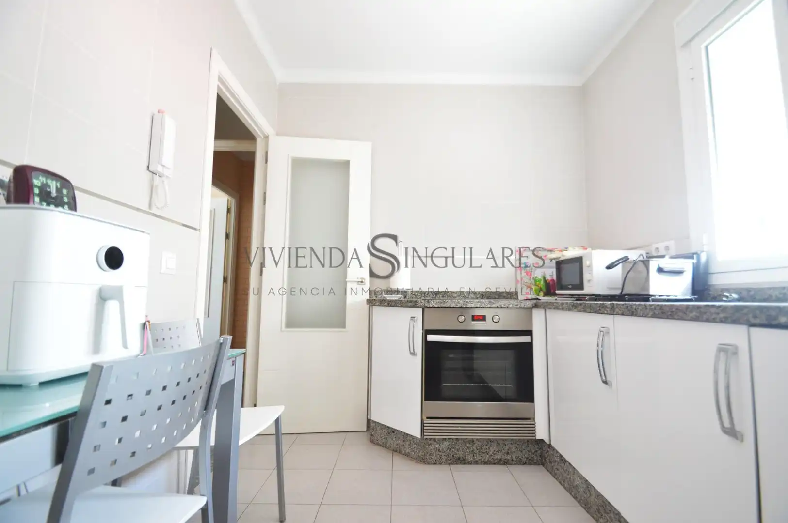 Kitchen of Flat for sale in Sevilla  with Air Conditioner, Terrace and Storage room