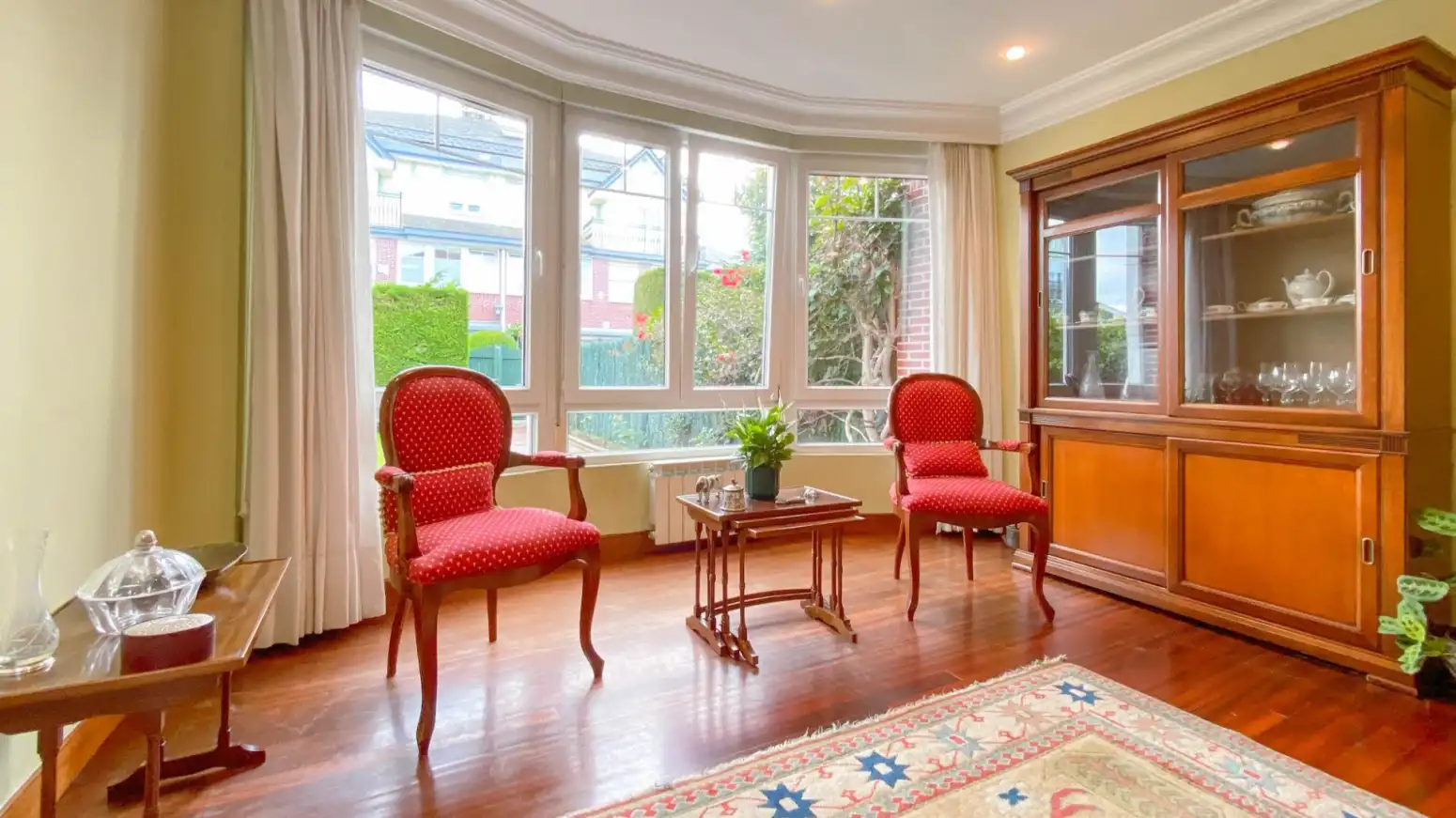 Wohnzimmer von Einfamilien-Reihenhaus zum Verkauf in Santa Cruz de Bezana mit Heizung, Parkett und Abstellraum