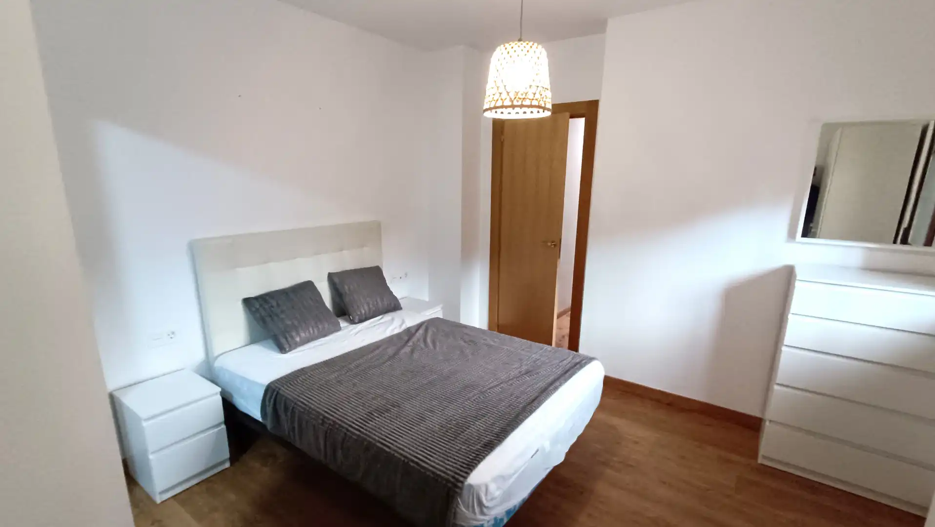 Habitación de Piso de alquiler en La Zubia con Aire acondicionado, Amueblado y Balcón