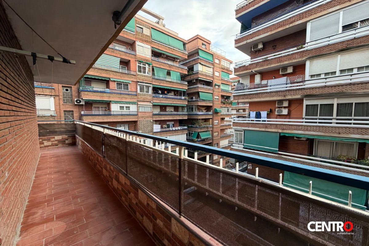 Vista exterior de Piso de alquiler en  Granada Capital con Terraza