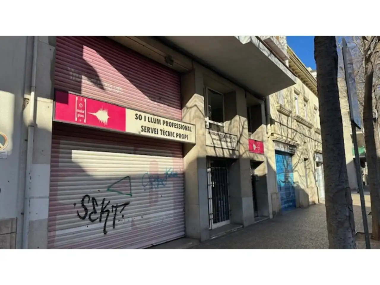 Locale commerciale in vendita a Calle Rutlla 152