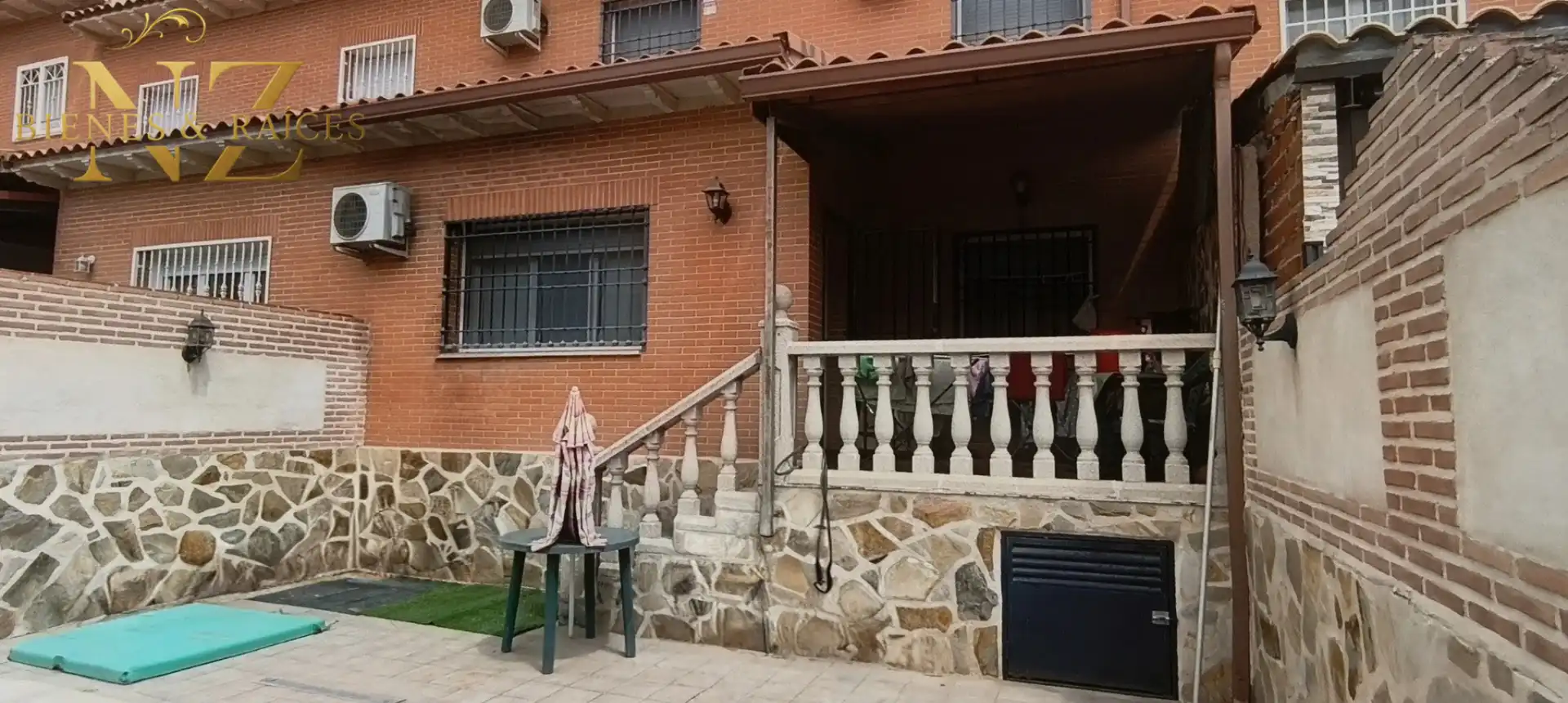 Vista exterior de Casa o xalet en venda en Yuncos amb Aire condicionat, Calefacció i Jardí privat
