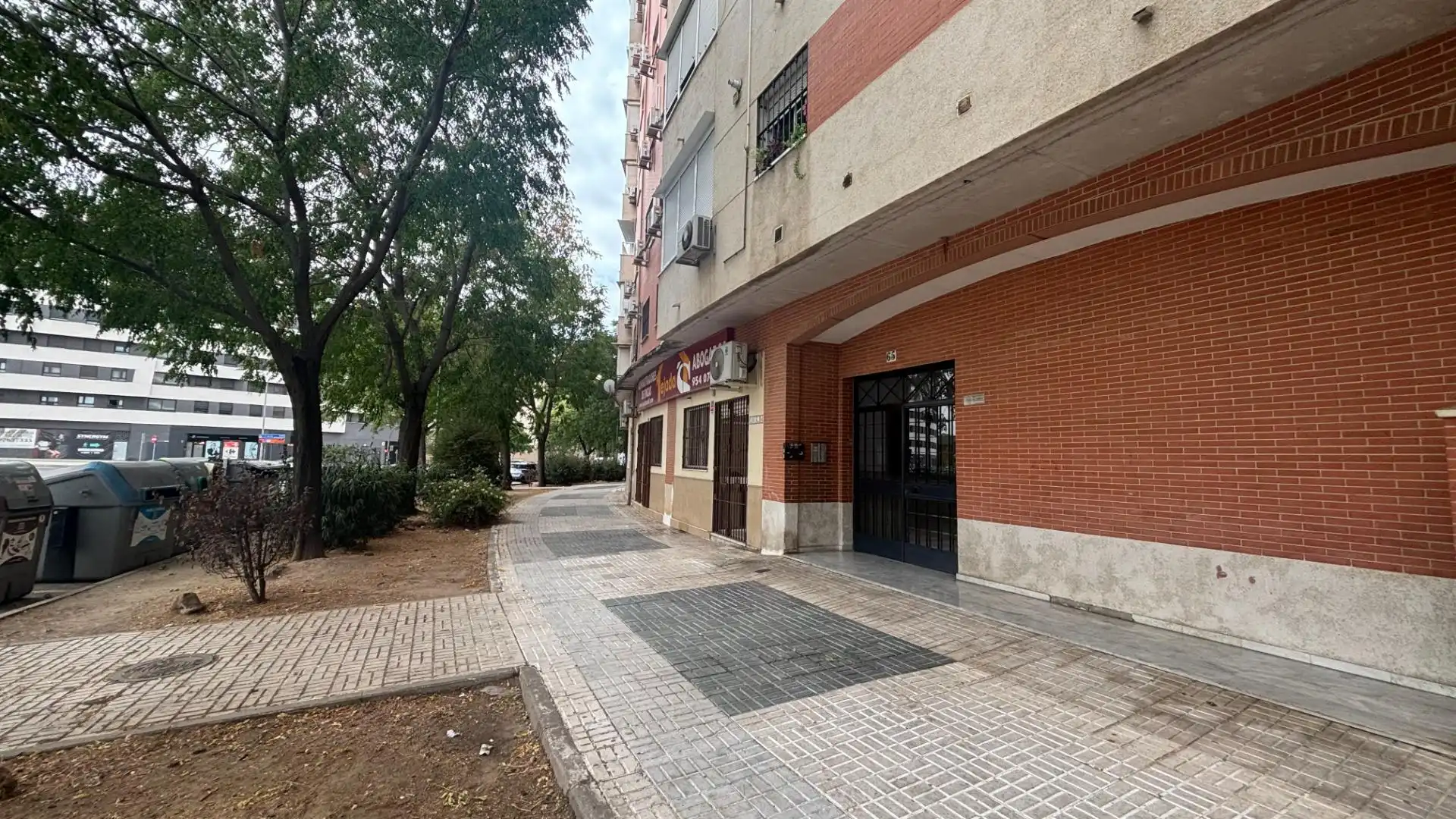 Vista exterior de Local en venta en Sevilla