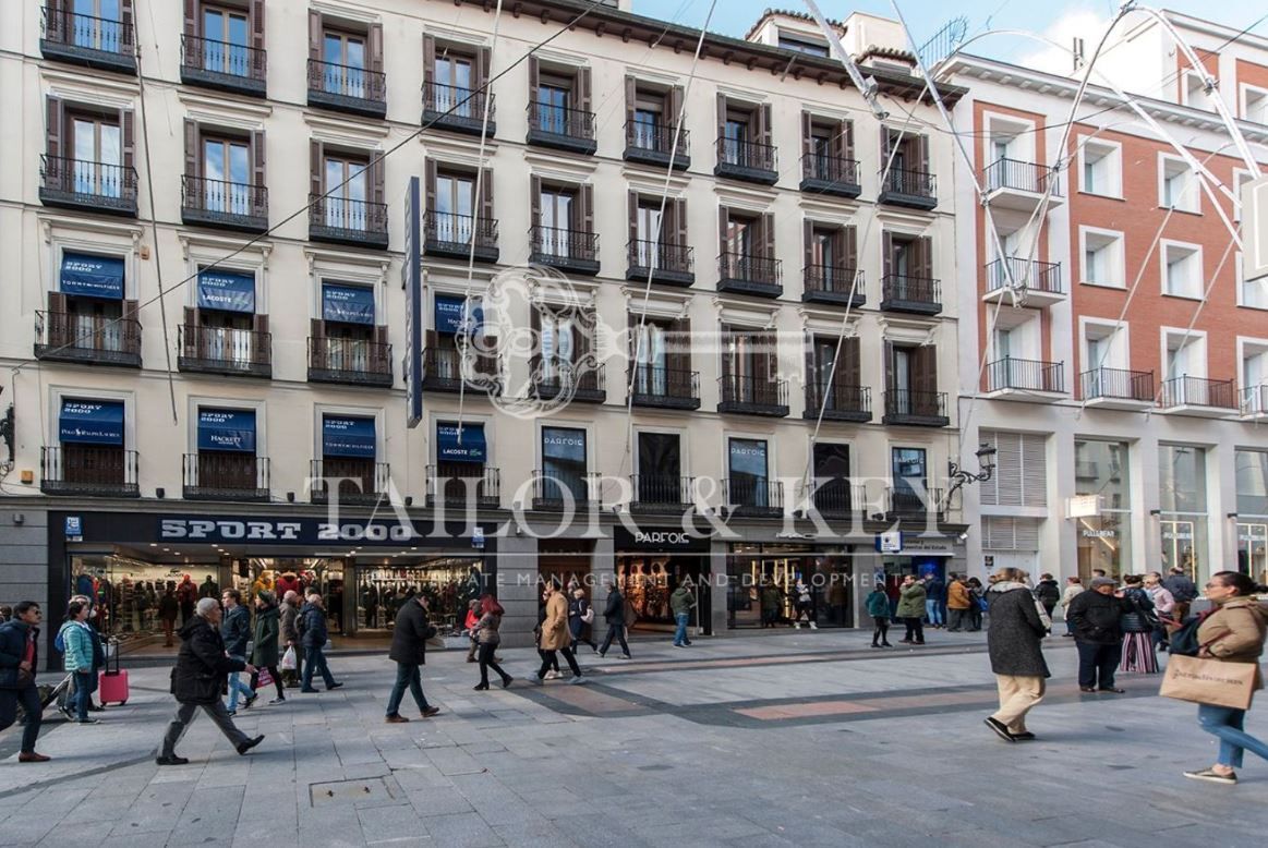 Vista exterior de Local en venda en  Madrid Capital amb Aire condicionat