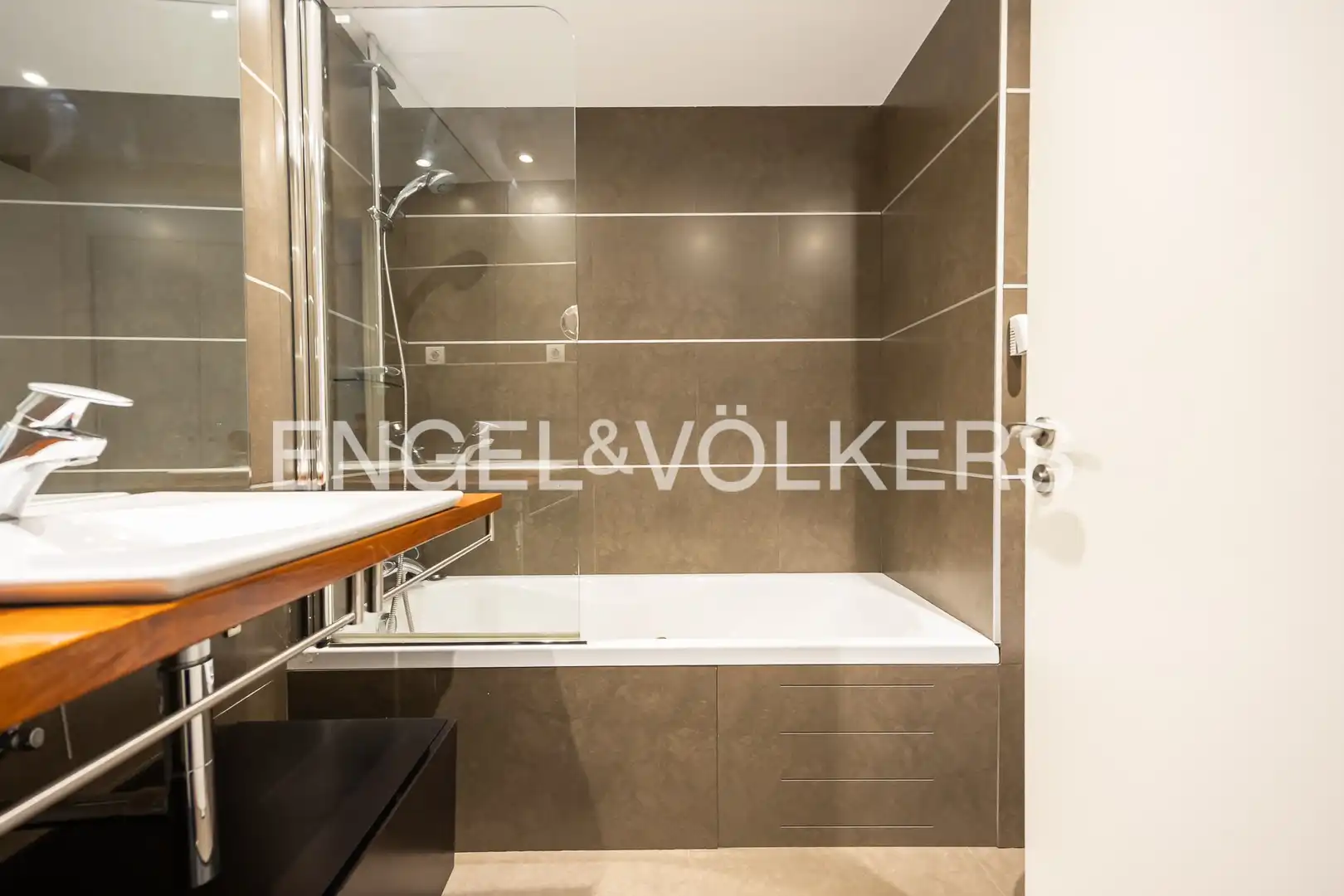 Bathroom of Flat for sale in Bilbao   with Air Conditioner, Heating and Parquet flooring