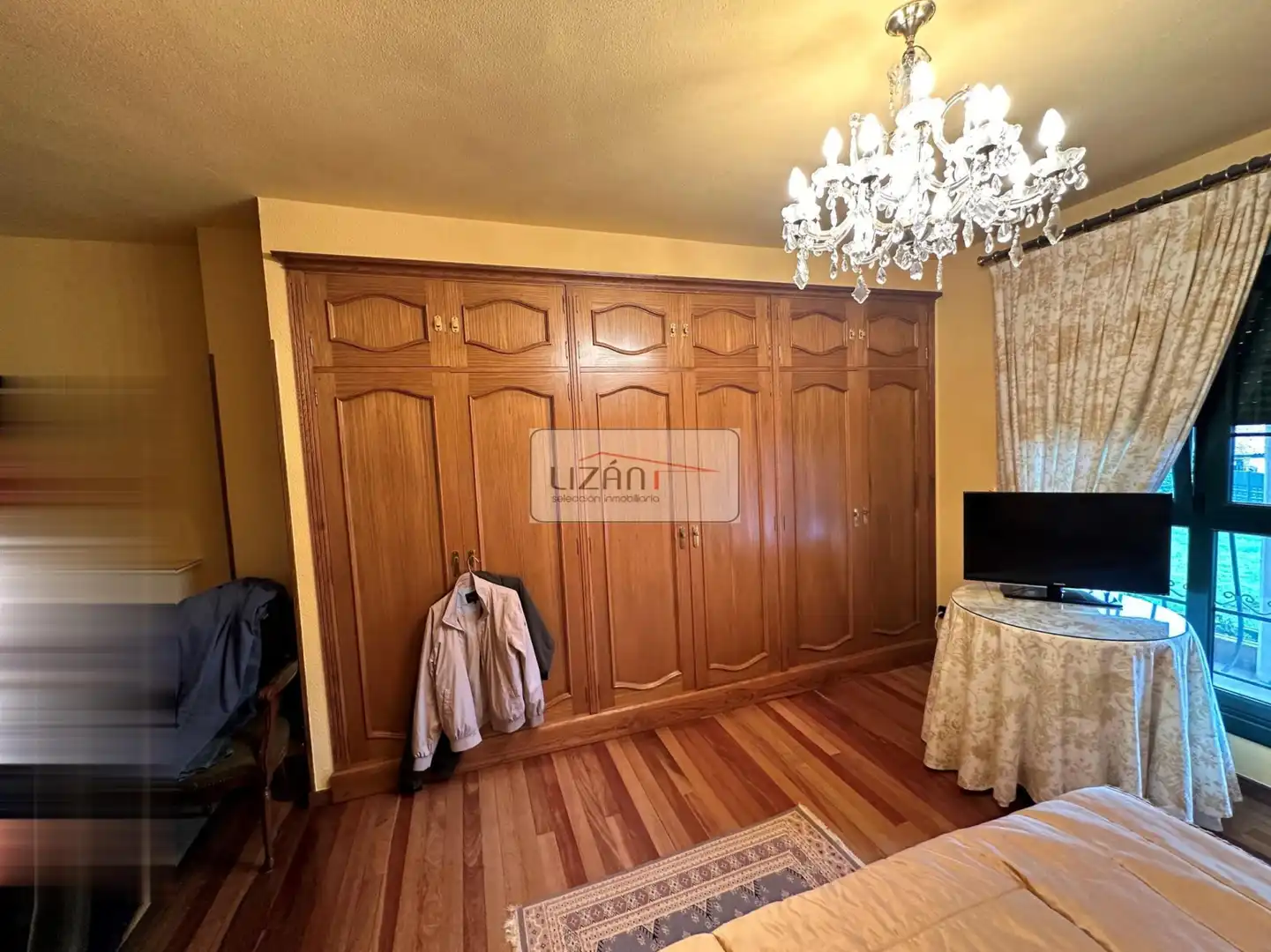 Dormitori de Casa o xalet en venda en Oviedo  amb Calefacció, Jardí privat i Terrassa
