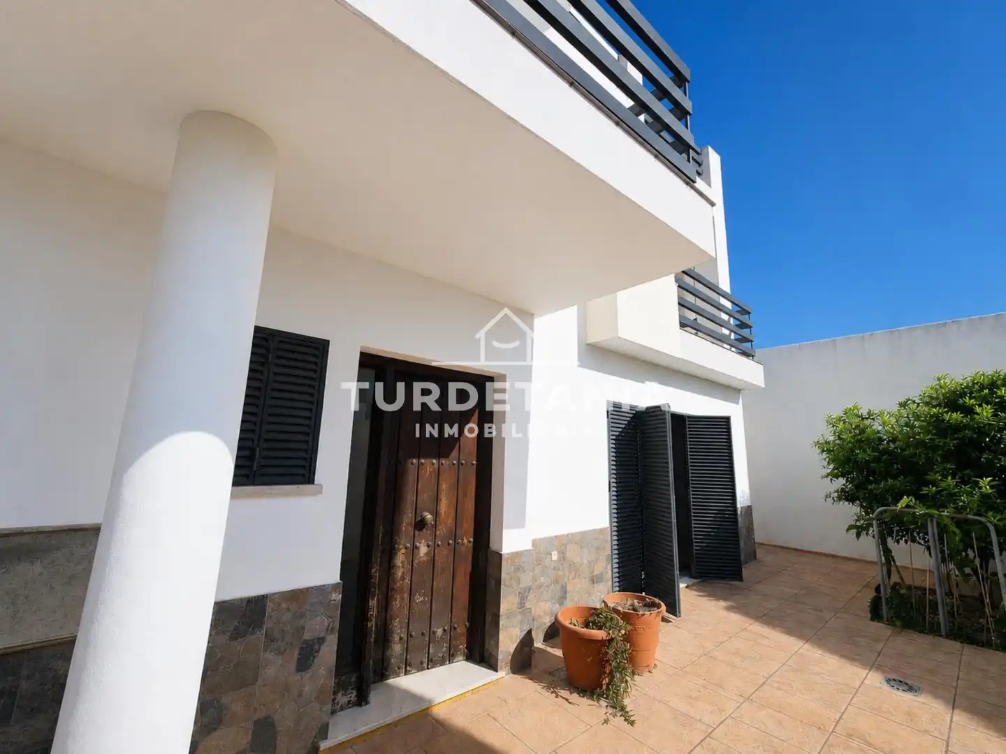 Vista exterior de Casa o xalet en venda en Sanlúcar de Barrameda amb Aire condicionat, Terrassa i Balcó