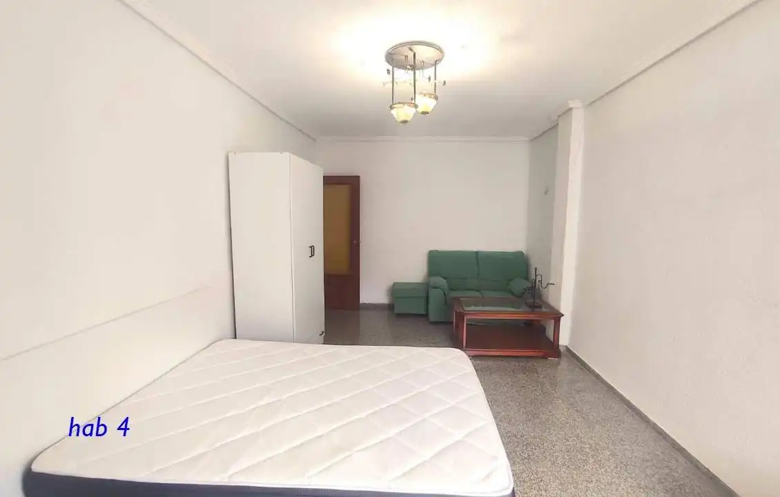 Bedroom of Flat for share in Elche / Elx