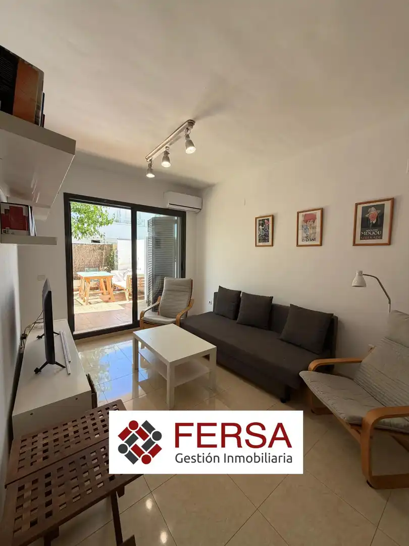 Sala d'estar de Apartament de lloguer en El Puerto de Santa María amb Calefacció, Jardí privat i Terrassa