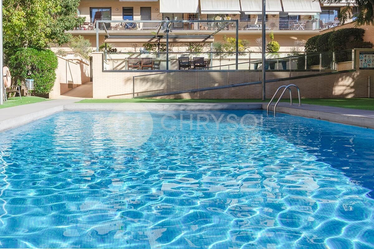 Swimming pool of Flat for sale in  Barcelona Capital  with Air Conditioner, Heating and Private garden