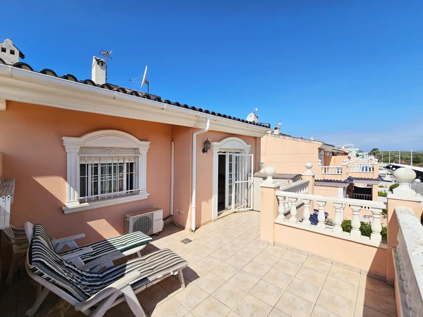 Terrasse von Einfamilien-Reihenhaus zum Verkauf in Santa Pola mit Heizung, Privatgarten und Terrasse