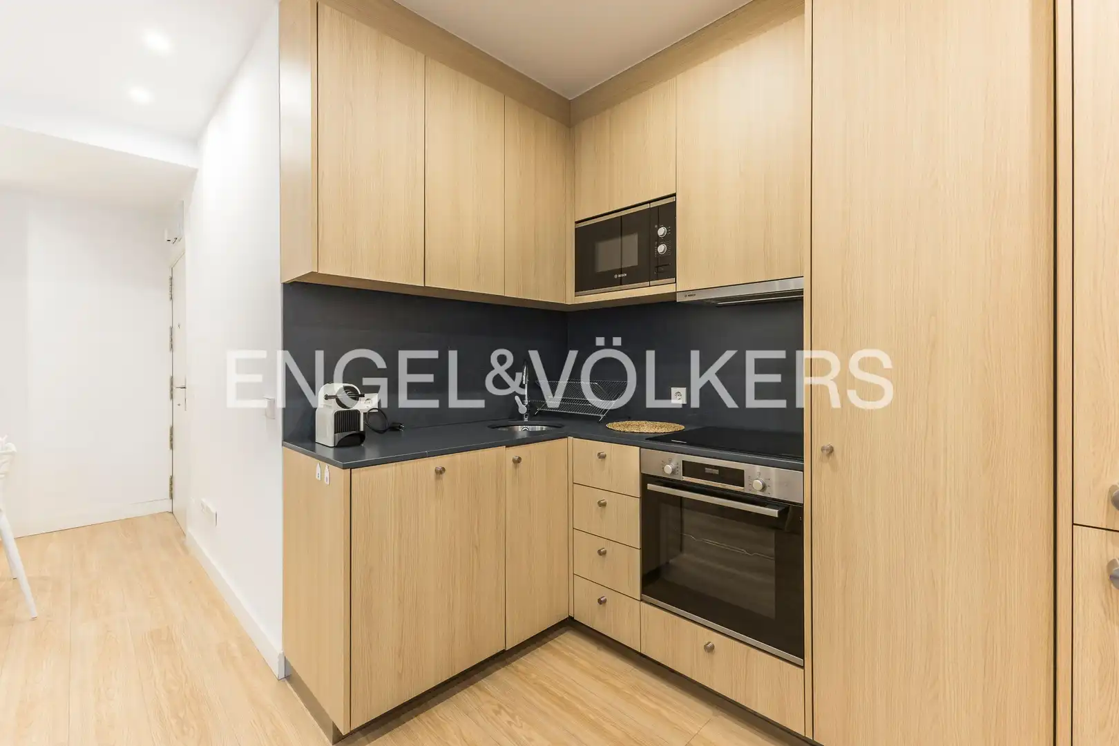 Cuina de Apartament de lloguer en Madrid amb Aire condicionat, Calefacció i Moblat
