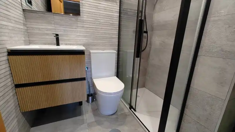 Badezimmer von Wohnung zum Verkauf in San Andrés del Rabanedo mit Heizung, Privatgarten und Parkett