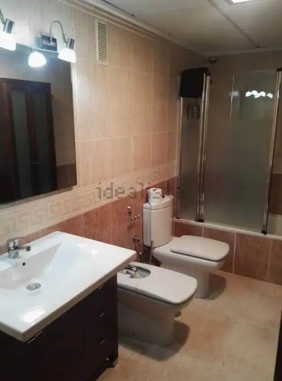 Baño de Piso en venta en Granada con Aire acondicionado, Calefacción y Amueblado