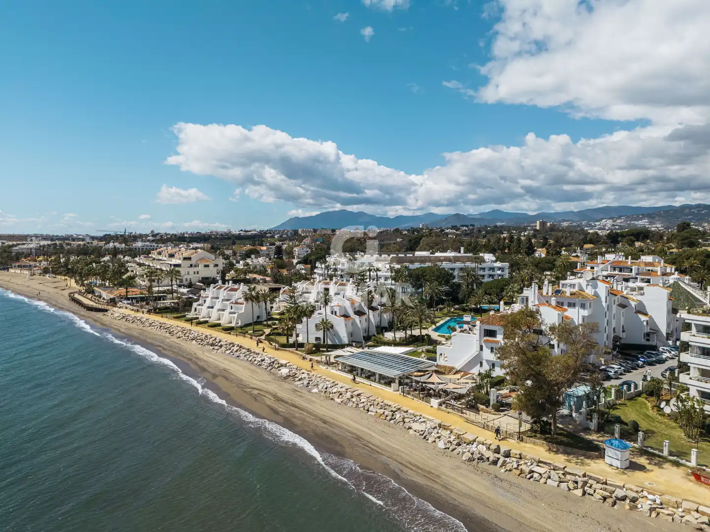 Vista exterior de Planta baixa en venda en Marbella amb Calefacció, Jardí privat i Piscina
