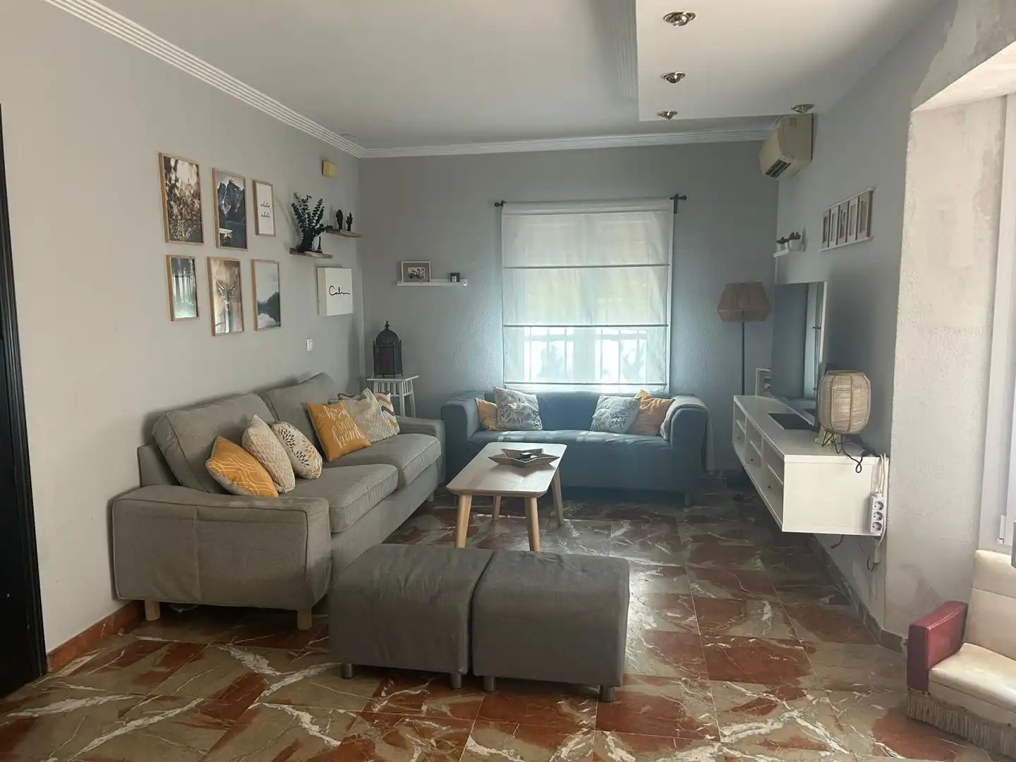 Wohnzimmer von Einfamilien-Reihenhaus zum Verkauf in Gines mit Klimaanlage, Heizung und Abstellraum