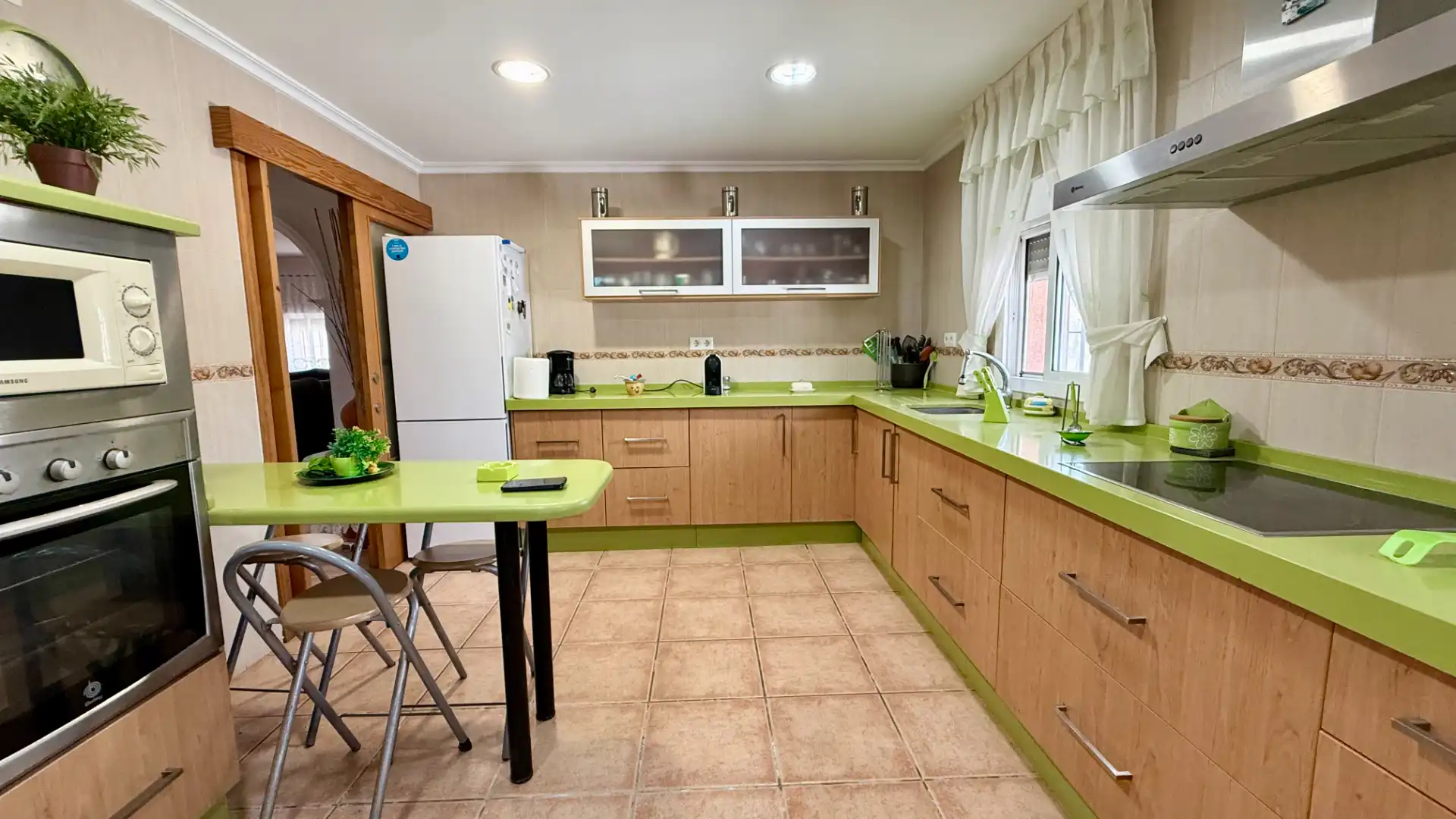 Cocina de Casa o chalet en venta en Chiclana de la Frontera con Aire acondicionado, Calefacción y Jardín privado