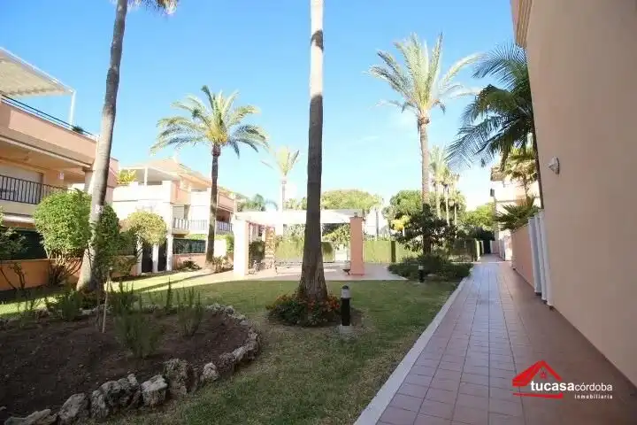 Vista exterior de Piso en venta en Marbella con Terraza y Piscina comunitaria