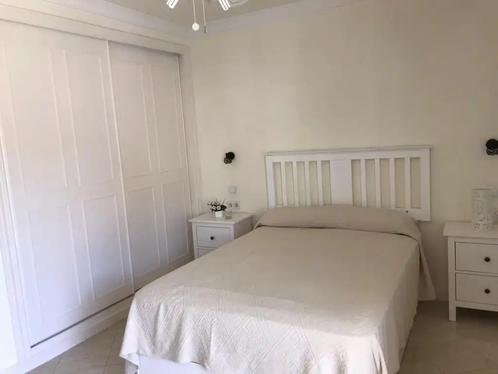 Dormitori de Apartament de lloguer en Benalmádena amb Aire condicionat i Moblat