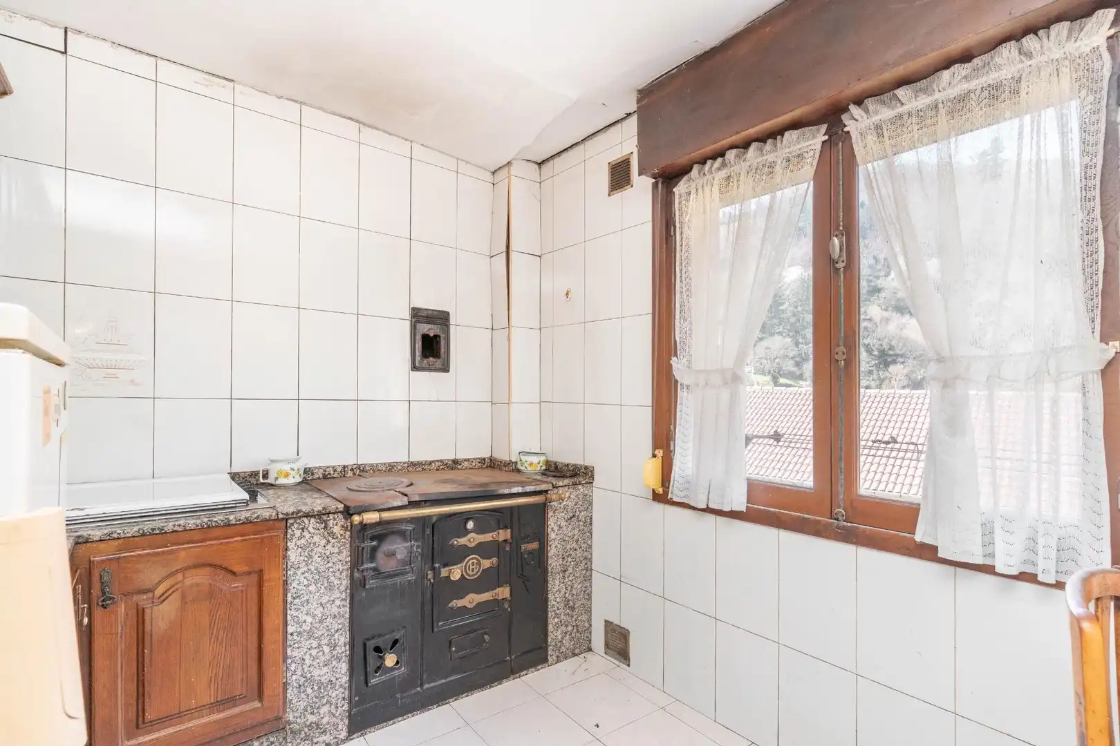 Cuina de Casa o xalet en venda en Cangas del Narcea amb Calefacció, Jardí privat i Terrassa
