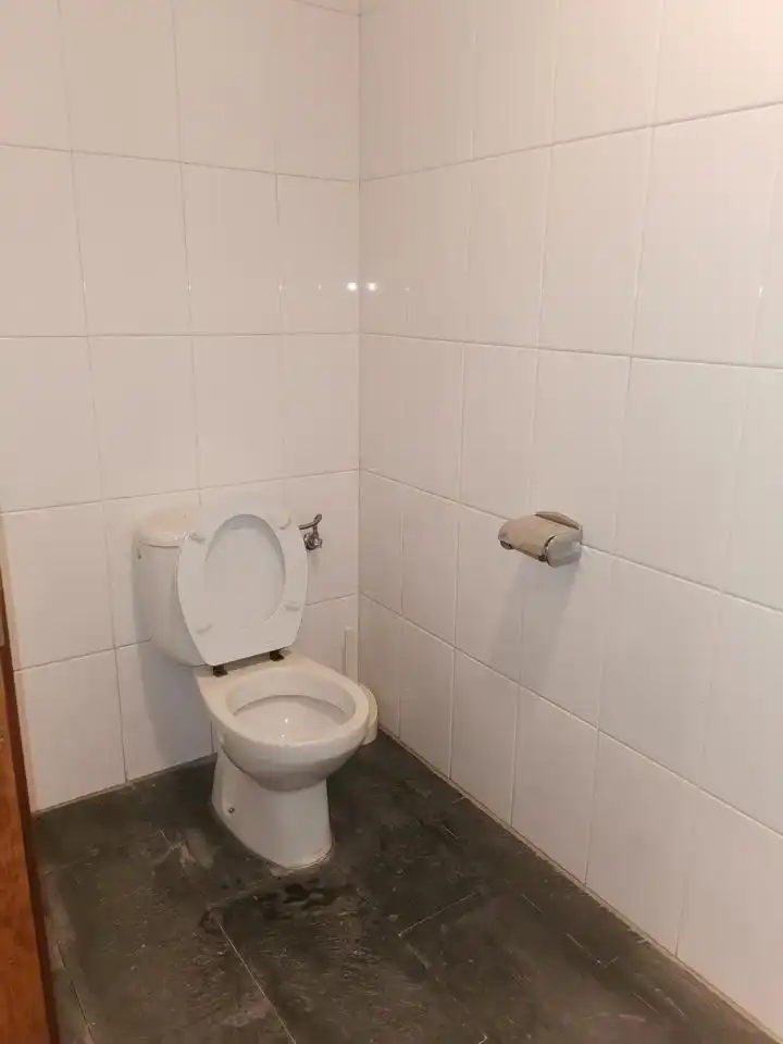 Badezimmer von Fabrikhallen zum Verkauf in Valtierra