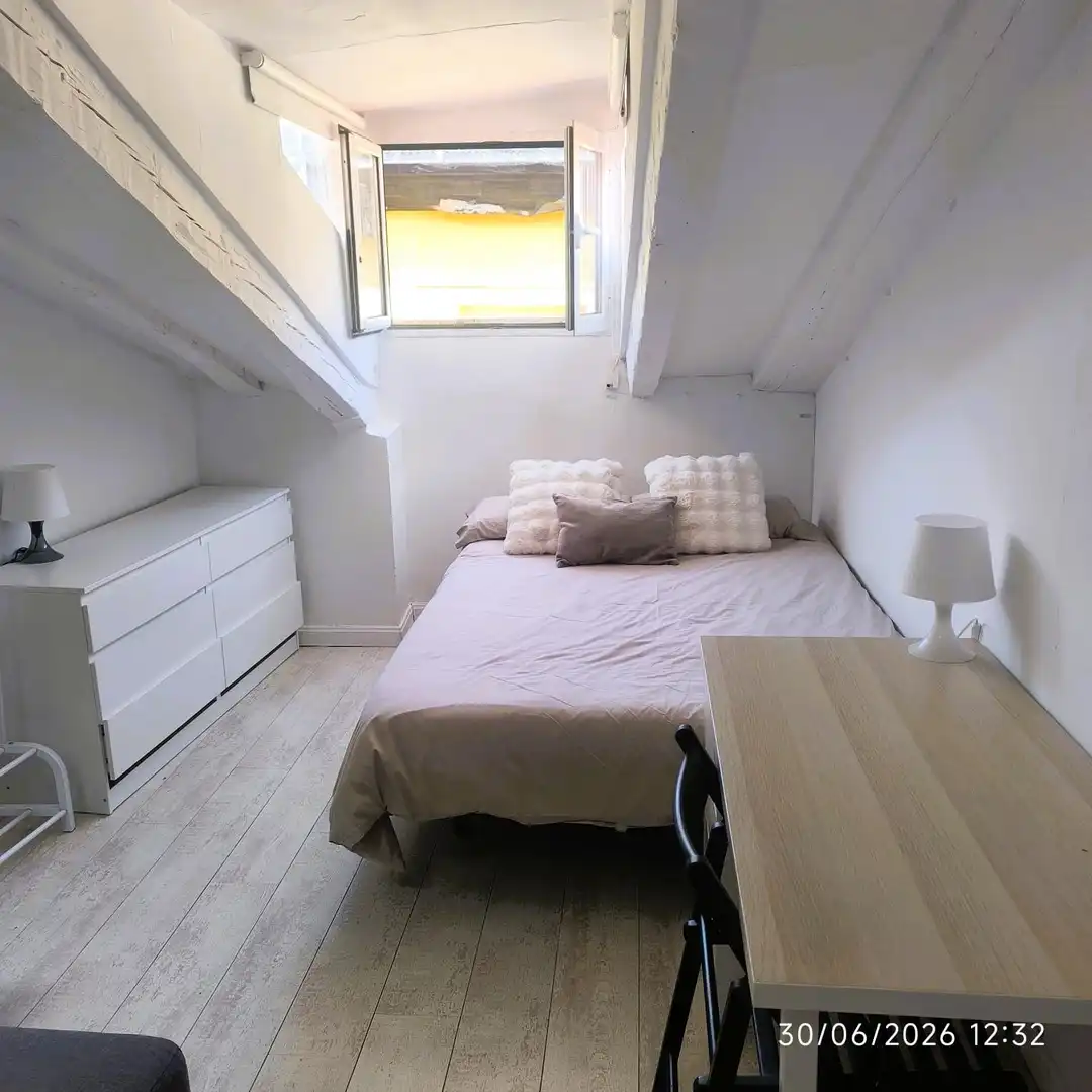 Schlafzimmer von Wohnung zur Miete in Madrid mit Klimaanlage, Heizung und Möbliert