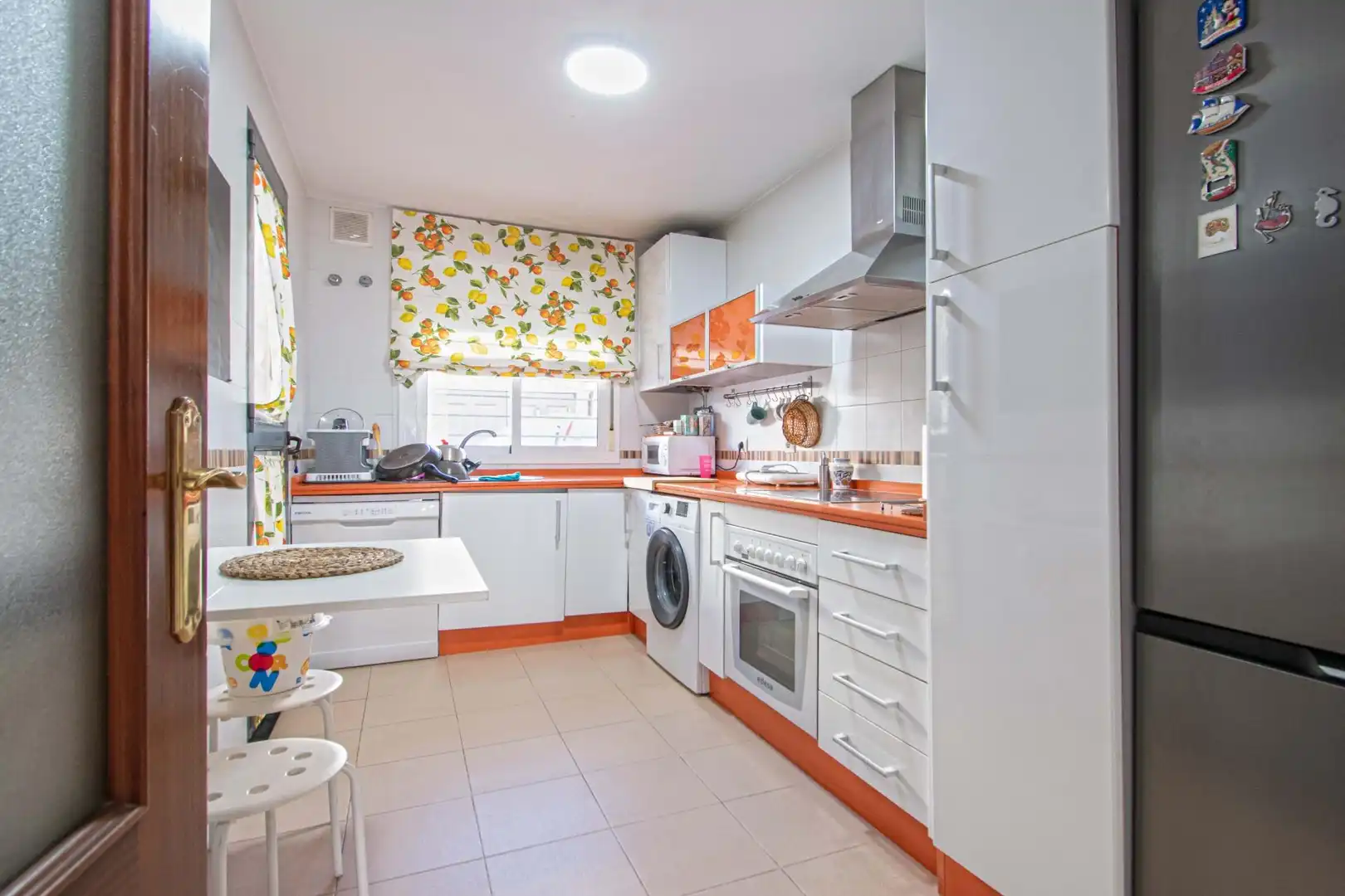 Küche von Einfamilien-Reihenhaus zum Verkauf in Bormujos mit Klimaanlage und Terrasse