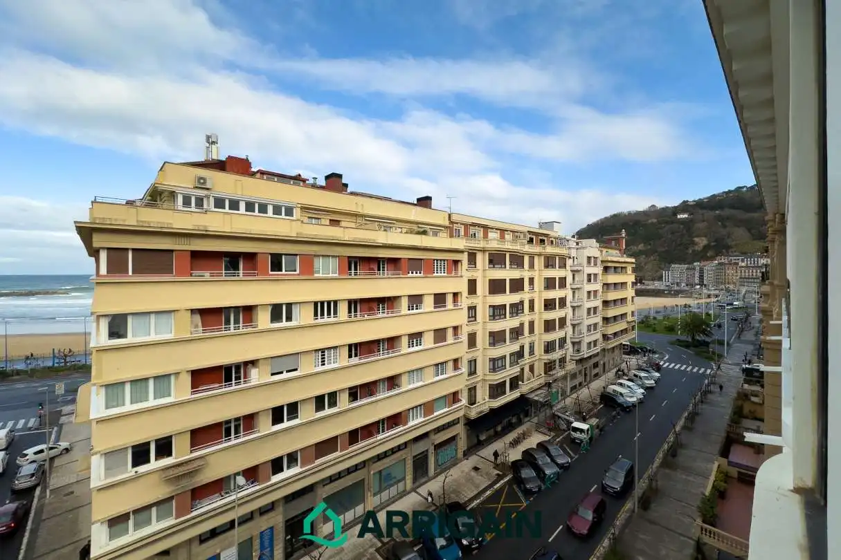 Vista exterior de Pis en venda en Donostia - San Sebastián  amb Calefacció, Terrassa i Balcó