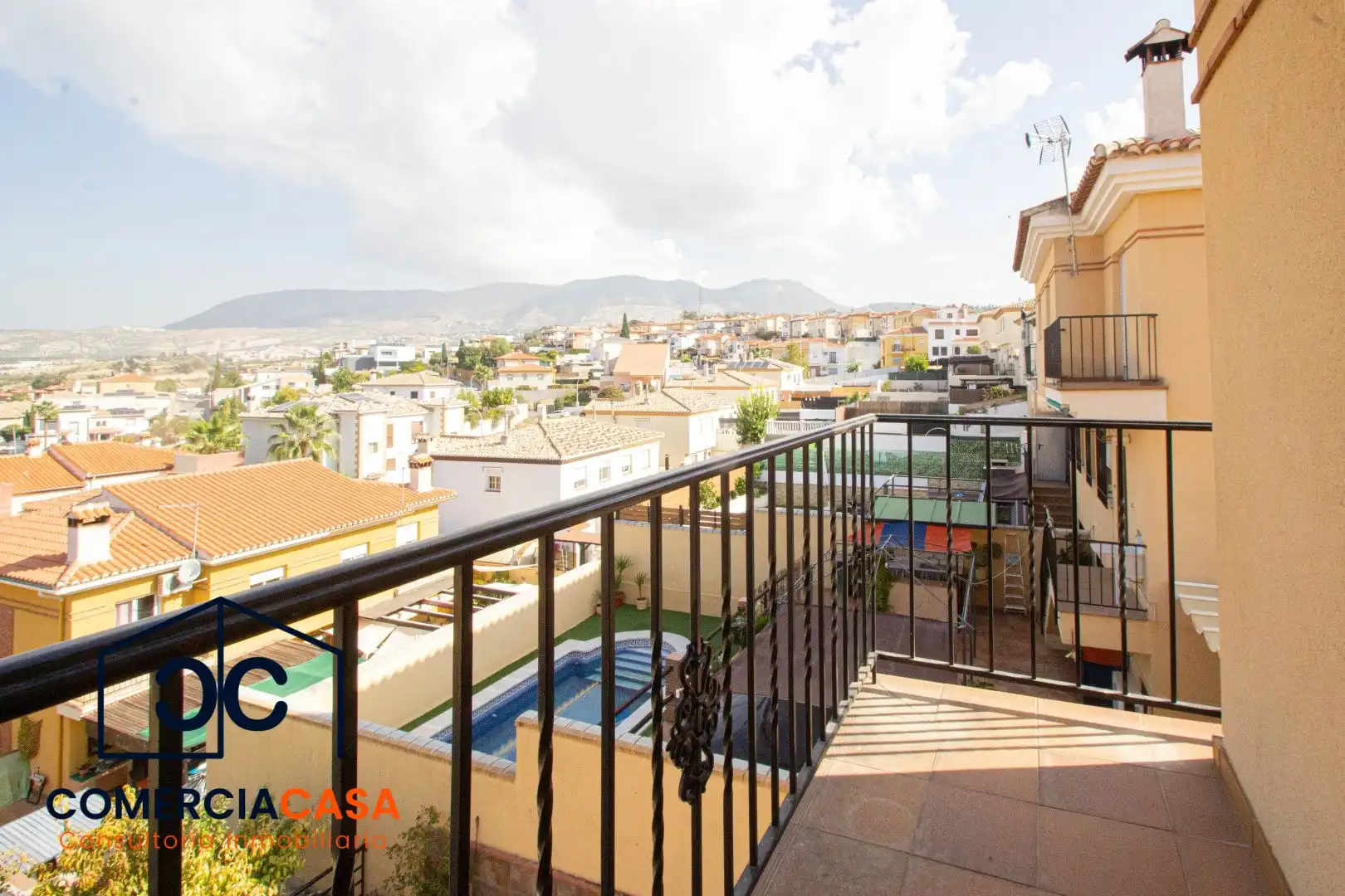 Vista exterior de Casa adosada en venta en Jun con Aire acondicionado, Calefacción y Terraza