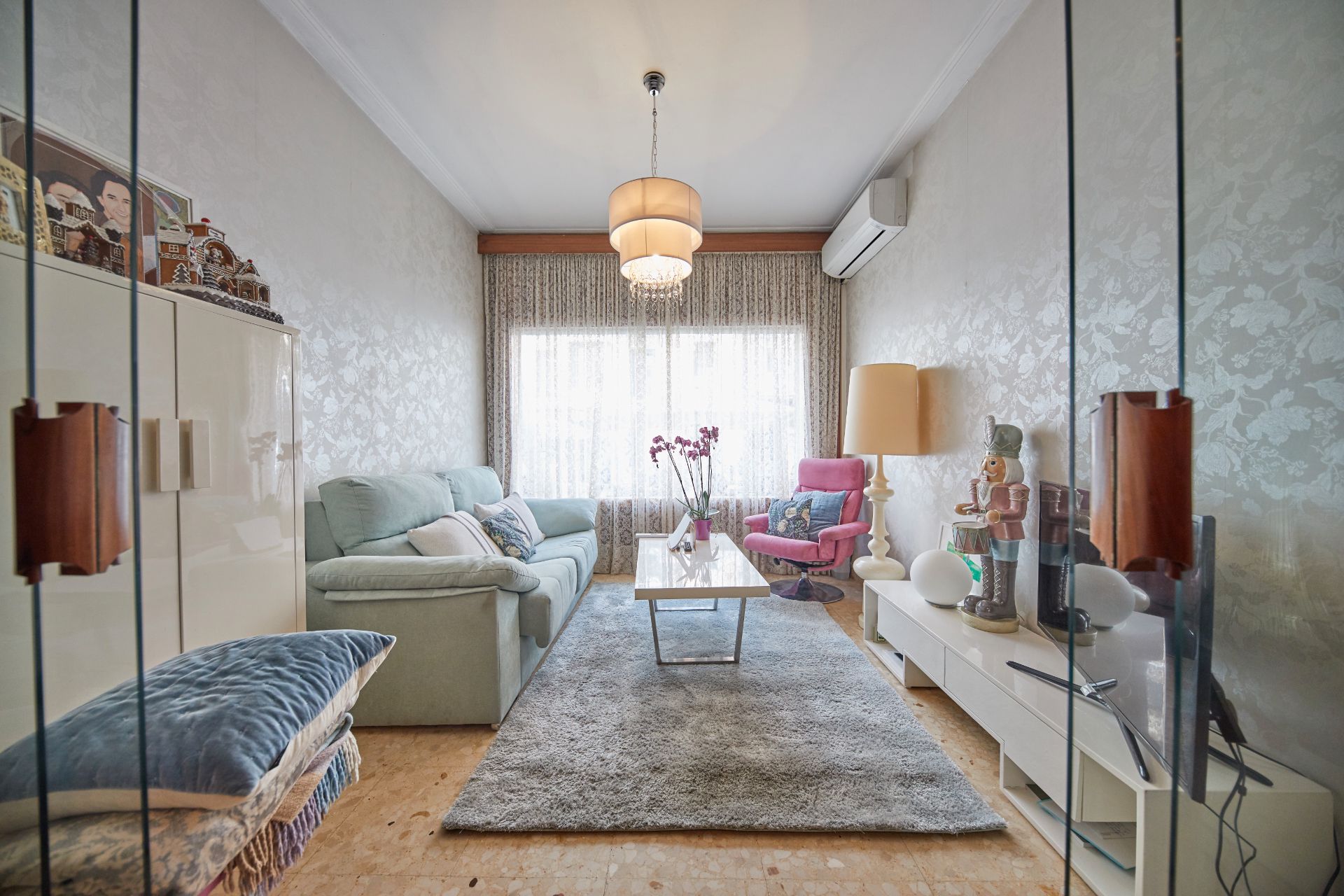 Sala d'estar de Casa adosada en venda en Vilanova i la Geltrú amb Aire condicionat, Terrassa i Traster