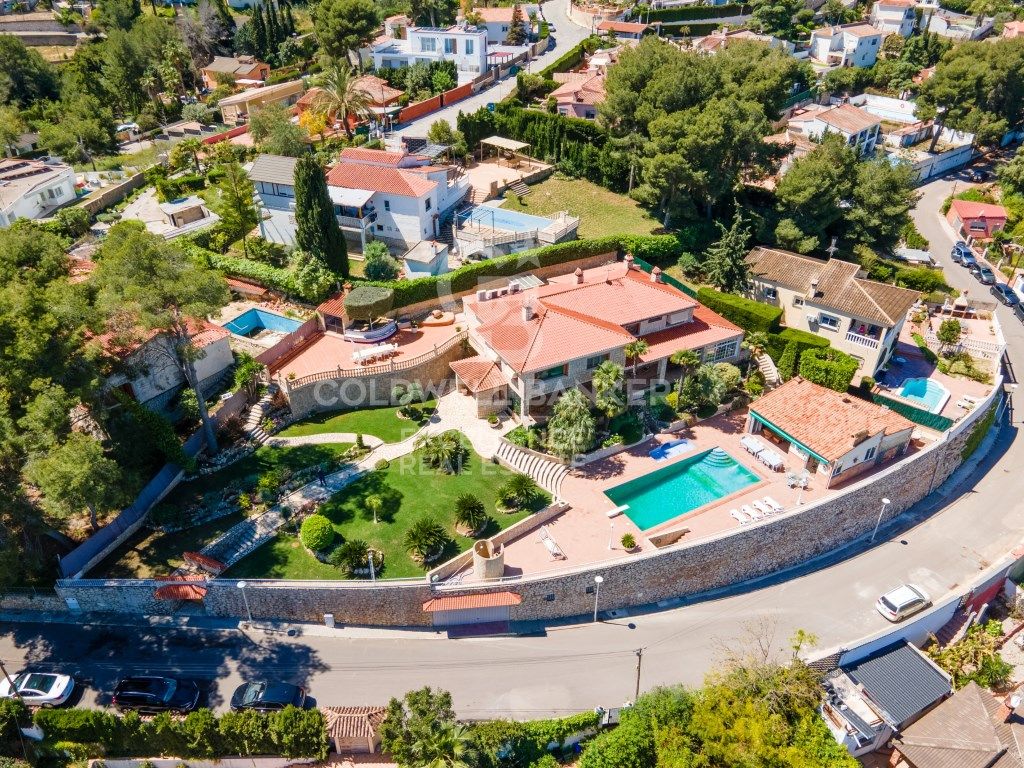 Vista exterior de Casa o xalet en venda en Chiva amb Aire condicionat, Calefacció i Jardí privat
