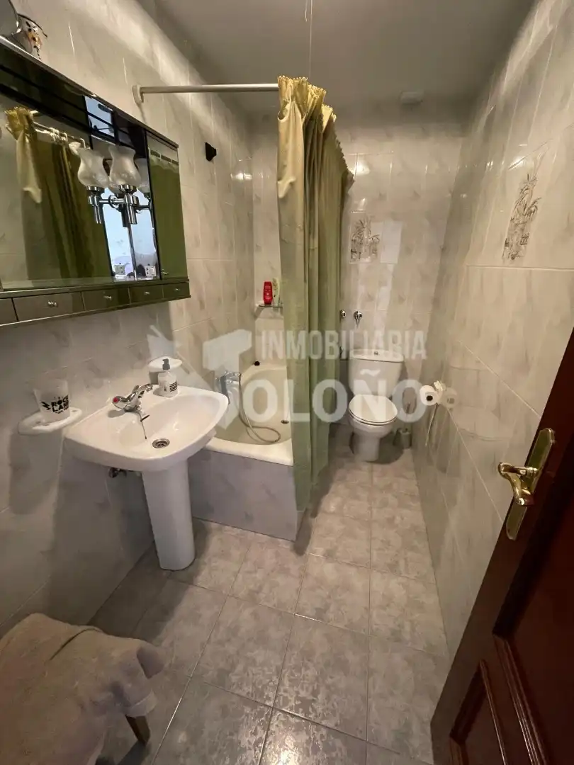 Bany de Casa o xalet en venda en San Asensio amb Jardí privat, Terrassa i Traster