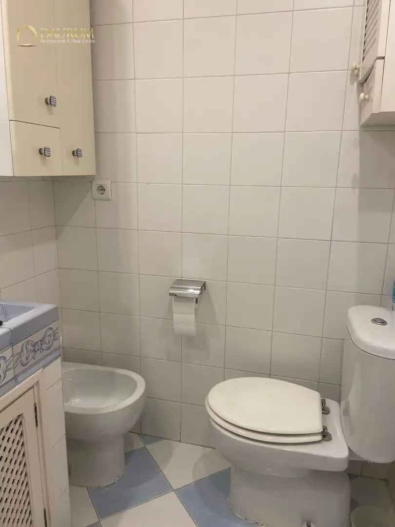 Bathroom of Flat for sale in Sevilla  with Air Conditioner, Heating and Terrace