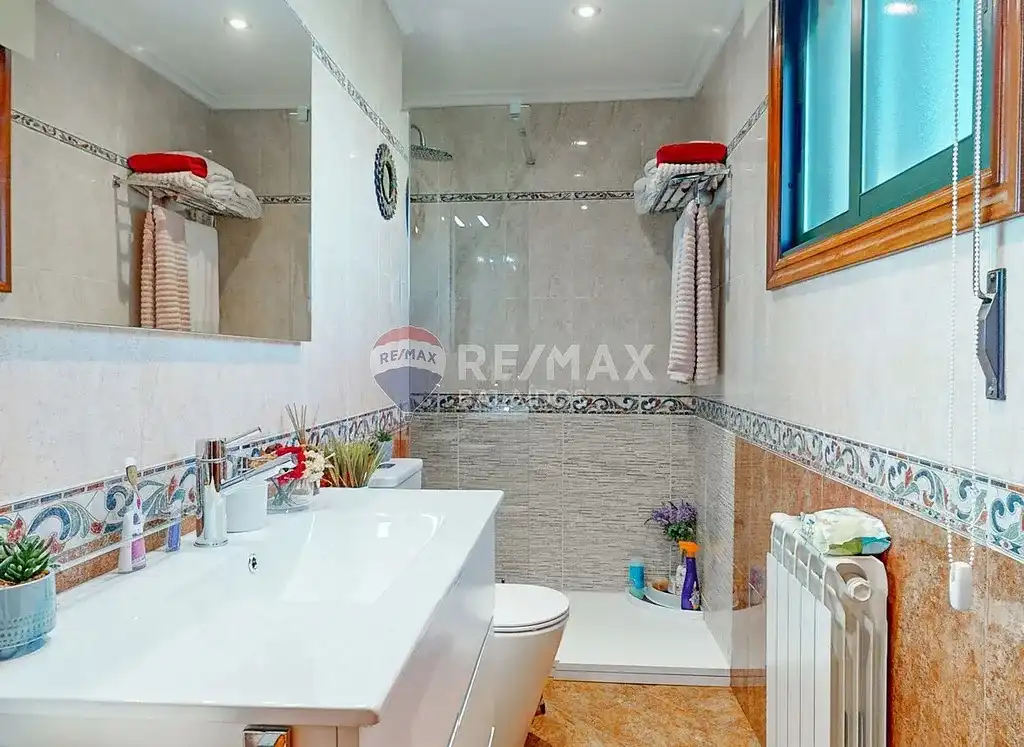 Bathroom of Houses for sale in Vigo   with Heating, Private garden and Parquet flooring