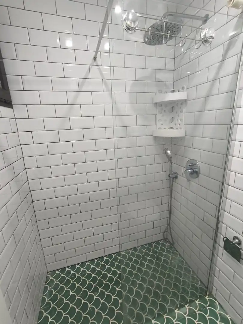 Baño de Estudio de alquiler en Estepona con Aire acondicionado, Calefacción y Jardín privado