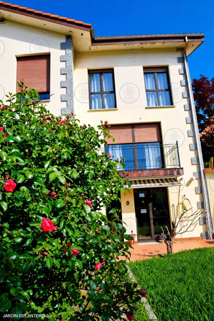 Außenansicht von Einfamilien-Reihenhaus zum Verkauf in Andoain mit Heizung, Privatgarten und Parkett
