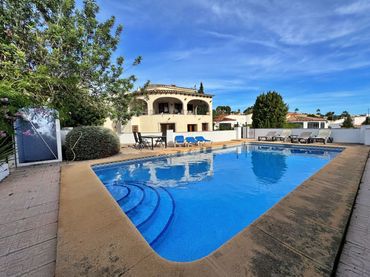 Detached house with pool to rent in Casco Urbano