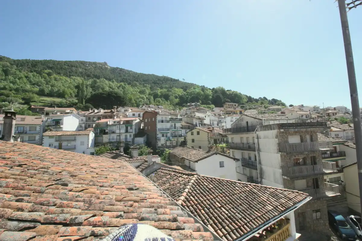 Vista exterior de Casa o xalet en venda en Pedro Bernardo amb Calefacció, Terrassa i Moblat