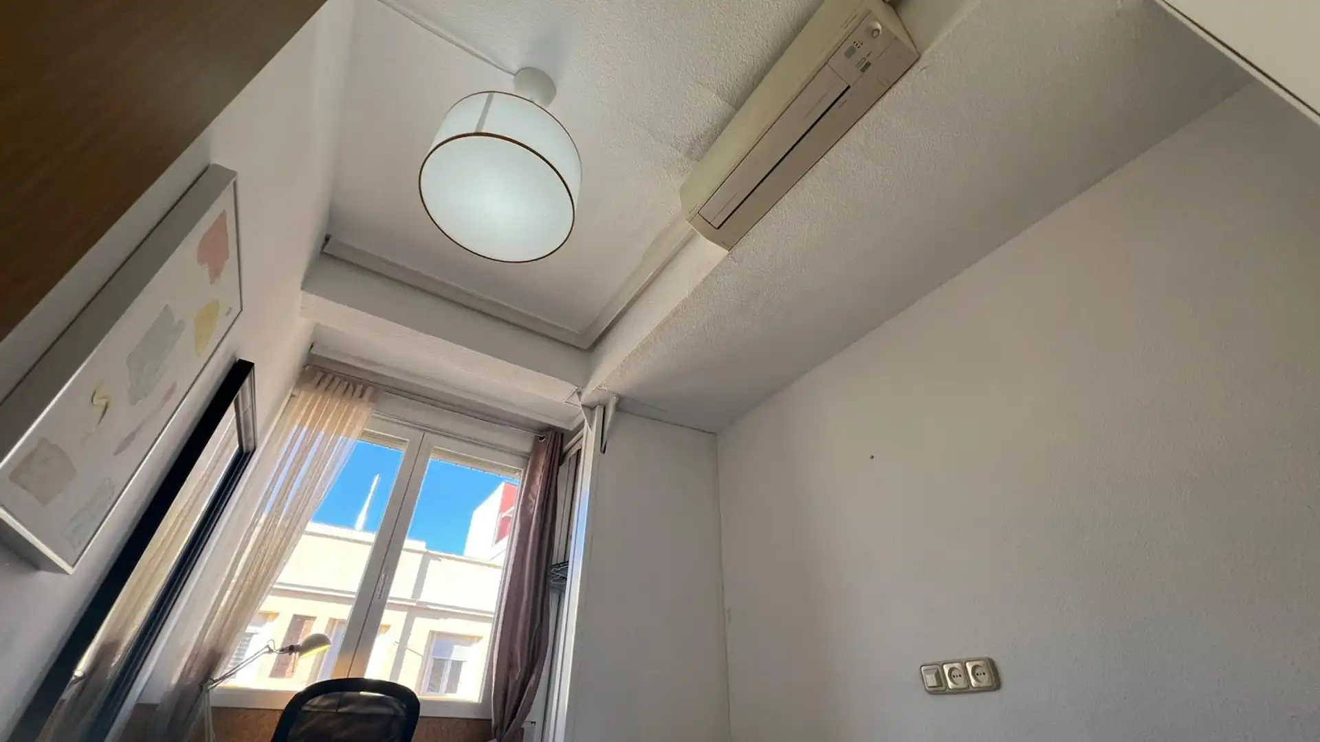 Bedroom of Flat for share in  Madrid Capital  with Air Conditioner, Heating and Furnished