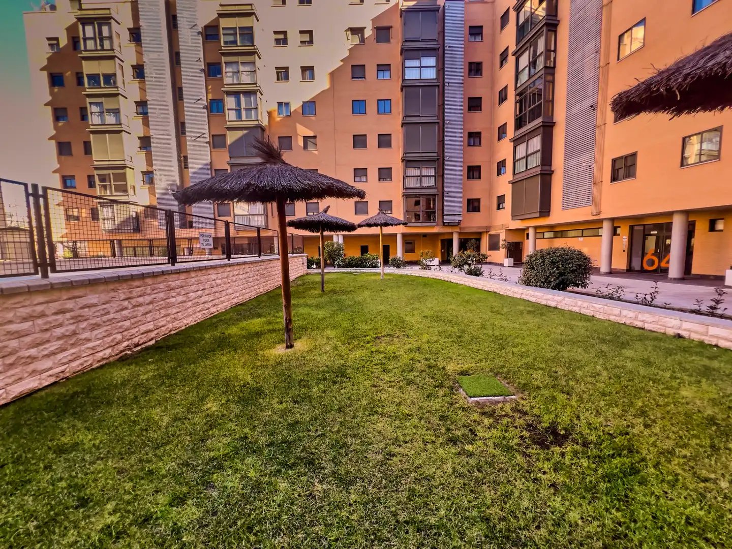 Vista exterior de Àtic en venda en Madrid amb Aire condicionat, Calefacció i Jardí privat
