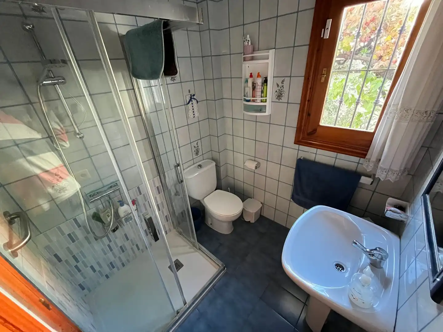 Baño de Casa adosada en venta en Vélez-Málaga con Aire acondicionado, Calefacción y Jardín privado