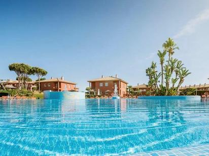 Piscina de Casa adosada en venda en Chiclana de la Frontera amb Aire condicionat, Terrassa i Balcó